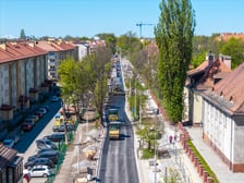 Układanie ostatniej warstwy masy bitumicznej na ulicy Koszarowej. Zdjęcie z 29 kwietnia