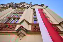 Montaż biało-czerwonej flagi na Ratuszu we Wrocławiu