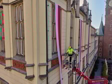 Montaż biało-czerwonej flagi na Ratuszu we Wrocławiu