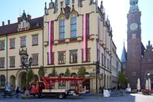Montaż biało-czerwonej flagi na Ratuszu we Wrocławiu
