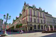 Montaż biało-czerwonej flagi na Ratuszu we Wrocławiu