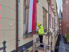 Montaż biało-czerwonej flagi na Ratuszu we Wrocławiu