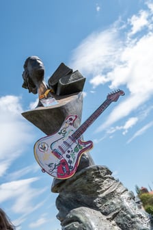 Otwarcie 24. Gitarowego Rekordu Świata. Na zdjęciu przystrojona figura Powodzianki na mostach Uniwersyteckich