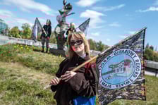 Otwarcie 24. Gitarowego Rekordu Świata. Na zdjęciu przystrojona figura Powodzianki na mostach Uniwersyteckich