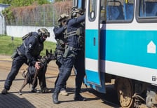 Szkolenia policji w zajezdni tramwajowej