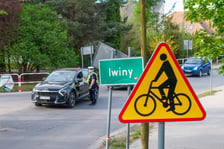 Policjanci i strażnicy miejscy na rogatkach miasta pilnowali przestrzegania nowych zasad poruszania się po Brochowie i Bieńkowicach (zdjęcie z poniedziałkowego poranka 4 maja)