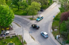 Policjanci i strażnicy miejscy na rogatkach miasta pilnowali przestrzegania nowych zasad poruszania się po Brochowie i Bieńkowicach (zdjęcie z poniedziałkowego poranka 4 maja)