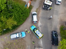 Policjanci i strażnicy miejscy na rogatkach miasta pilnowali przestrzegania nowych zasad poruszania się po Brochowie i Bieńkowicach (zdjęcie z poniedziałkowego poranka 4 maja)