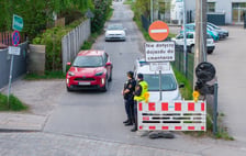 Policjanci i strażnicy miejscy na rogatkach miasta pilnowali przestrzegania nowych zasad poruszania się po Brochowie i Bieńkowicach (zdjęcie z poniedziałkowego poranka 4 maja)