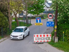 Policjanci i strażnicy miejscy na rogatkach miasta pilnowali przestrzegania nowych zasad poruszania się po Brochowie i Bieńkowicach (zdjęcie z poniedziałkowego poranka 4 maja)