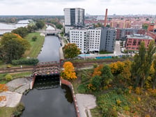 Miejsce, w którym tory kolejowe przecinają trakt wzdłuż Kanału Miejskiego. Tu powstanie tunel dla pieszych i rowerzystów