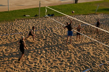Mecz siatkówki w czasie zachodu słońca na piaszczystej plaży Copacabana na bulwarze Politechniki Wrocławskiej