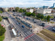 Tramwaj z połamanym pantografem na przystanku przy Pl. Jana Pawła II - 6 maja 2026 r.