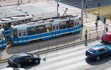 Tramwaj z połamanym pantografem na przystanku przy Pl. Jana Pawła II - 6 maja 2026 r.