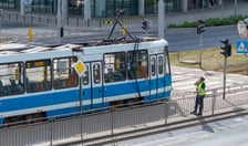 Tramwaj z połamanym pantografem na przystanku przy Pl. Jana Pawła II - 6 maja 2026 r.