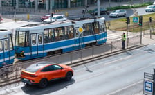 Tramwaj z połamanym pantografem na przystanku przy Pl. Jana Pawła II - 6 maja 2026 r.