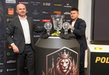 Ultimate Legends Night Wrocław 2026: Polska – Reszta Świata. Piotr Ćwielong i Wojciech Bochniak odsłonili trofeum, o które zagrają piłkarze