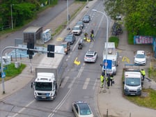 <p>Malowanie nowych oznakowań na skrzyżowaniu ulic Karwińskiej, Krakowskiej i Opolskiej. Zdjęcie z soboty rano (9 maja 2026)</p>