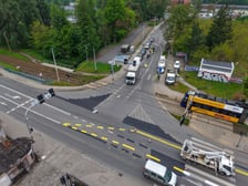 <p>Malowanie nowych oznakowań na skrzyżowaniu ulic Karwińskiej, Krakowskiej i Opolskiej. Zdjęcie z soboty rano (9 maja 2026)</p>