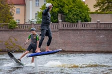 Jetboard i e-foil  - deski z napędem, które nie potrzebują fal