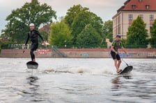 Jetboard i e-foil  - deski z napędem, które nie potrzebują fal