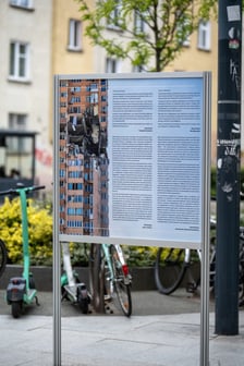 <p>Wystawa plenerowa "Jutro obudzimy się o jeden dzień bliżej do naszego zwycięstwa" przy ulicy Kuźnicznej we Wrocławiu.</p>