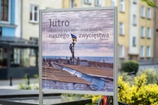 <p>Wystawa plenerowa "Jutro obudzimy się o jeden dzień bliżej do naszego zwycięstwa" przy ulicy Kuźnicznej we Wrocławiu.</p>
