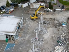 Wyburzanie stacji benzynowej na placu Grunwaldzkim