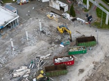 Wyburzanie stacji benzynowej na placu Grunwaldzkim