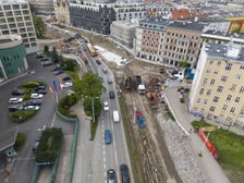 Podczas budowy węzła przesiadkowego Drobnera-Dubois powstaje widoczna na zdjęciu podbudowa pod torowisko (jasna betonowa powierzchnia). W tym miejscu tory biegnące ulicą Drobnera będą się rozgałęziać w kierunku ulicy Łokietka