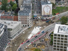 Podczas budowy węzła przesiadkowego Drobnera-Dubois powstaje widoczna na zdjęciu podbudowa pod torowisko (jasna betonowa powierzchnia). W tym miejscu tory biegnące ulicą Drobnera będą się rozgałęziać w kierunku ulicy Łokietka