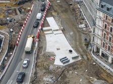 Podczas budowy węzła przesiadkowego Drobnera-Dubois powstaje widoczna na zdjęciu podbudowa pod torowisko (jasna betonowa powierzchnia). W tym miejscu tory biegnące ulicą Drobnera będą się rozgałęziać w kierunku ulicy Łokietka