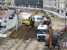 Podczas budowy węzła przesiadkowego Drobnera-Dubois powstaje widoczna na zdjęciu podbudowa pod torowisko (jasna betonowa powierzchnia). W tym miejscu tory biegnące ulicą Drobnera będą się rozgałęziać w kierunku ulicy Łokietka