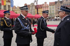 Uroczyste obchody Dnia Strażaka w Rynku i nadanie sztandaru Komendzie Miejskiej PSP we Wrocławiu