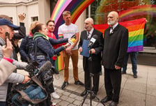 Tomasz Kwietko-Bębnowski i Ryszard Ziobro z transkrypcją zagranicznego aktu małżeństwa