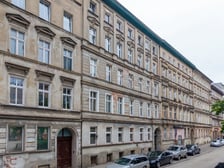 Ciąg kamienic przy ul. Sępa-Szarzyńskiego, m.in. planowane do remontu numery 59, 61, 63, 65, 69.