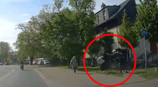 Zdarzenie przy ul. Pilczyckiej we Wrocławiu, w kółku widać jak rowerzysta popycha kobiet ę