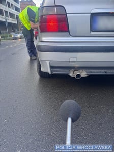 Pomiary hałasu generowanego przez pojazdy przez wrocławskich policjantów