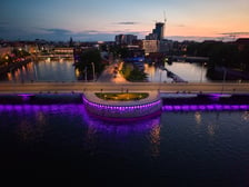 Most Uniwersytecki we Wrocławiu podświetlony z okazji Światowego Dnia Nieswoistego Zapalenia Jelit