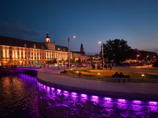Most Uniwersytecki we Wrocławiu podświetlony z okazji Światowego Dnia Nieswoistego Zapalenia Jelit