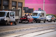 Wypadek z udziałem karetki i samochodu osobowego na ul. Piłsudskiego i Stawowej