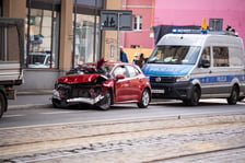 Wypadek z udziałem karetki i samochodu osobowego na ul. Piłsudskiego i Stawowej