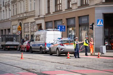 Wypadek z udziałem karetki i samochodu osobowego na ul. Piłsudskiego i Stawowej