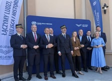 <p>Zabytkowy dworzec w Oleśnicy oficjalnie otwarty. Wśr&oacute;d gości znaleźli się m.in. prezes Zarządu PKP S.A. Alan Beroud, wiceminister rozwoju i technologii Michał Jaros, senator Koalicji Obywatelskiej Grzegorz Schetyna, posłanki Koalicji Obywatelskiej Jolanta Niezgodzka i Anna Sobolak, burmistrz Oleśnicy Adam Horbacz, 25 maja 2026 r.</p>