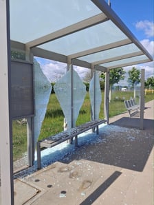 Zniszczona wiata przystankowa