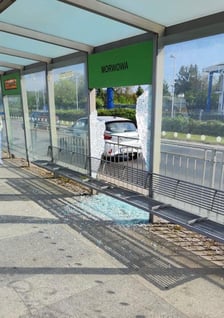 Zniszczona wiata przystankowa