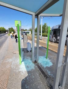 Zniszczona wiata przystankowa