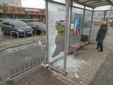 Zniszczona wiata przystankowa
