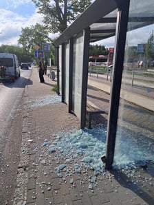 Zniszczona wiata przystankowa