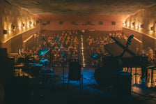 <p>Festiwal G&oacute;ry Literatury - publiczność w Miejskim Ośrodku Kultury w Nowej Rudzie, zdjęcie archiwalne.</p>